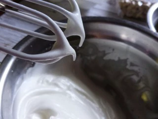 法式甜点–夏威夷风情椰子,蛋白打发至粗泡，加入细砂糖至提起电动打蛋器有小弯钩。