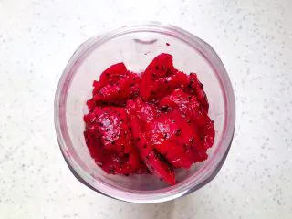 火龙果薄荷气泡水,将火龙果肉全部放入榨汁机内