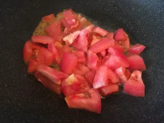 番茄金针菇鸡蛋汤,热锅热油放入番茄块，翻炒至番茄变软。