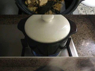 妇科圣方《四物汤》,翻渣煮(一付药要熬2次,目的是充分发挥药性)，即：往剩下的药材中再加3碗水（不再加黄酒），盖上盖子，煮沸后，小火煮至1碗水的量。