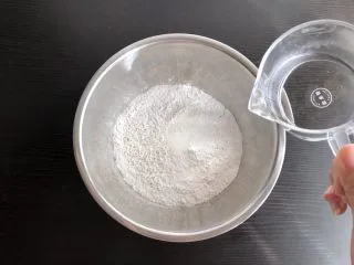 老北京驴打滚,加入温开水,边加入边用筷子搅拌成絮状