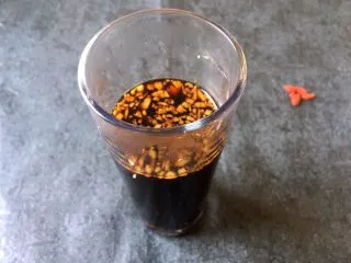 养生之姜汁红糖水,简易红糖姜水,用生姜切末,放入杯中,烧一杯开水,杯中放俩勺红糖,倒入开水搅拌均匀趁热喝