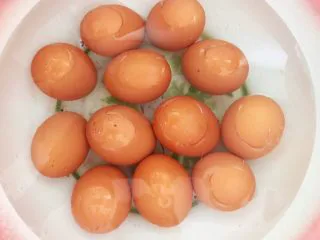 自制五香茶蛋,加入冷水浸泡5分钟，刷洗干净