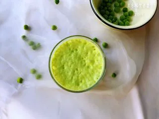 牛奶豌豆热饮,我家宝宝就喜欢上面有点泡沫的,一边在认真研究着一边喝,开心得不得了,正好省得等消泡或者处理了,有宝宝不是很喜欢的,可适当加点糖进去,搭配一个小水果,一小块蛋糕类,非常棒!