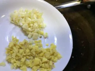 蚂蚁肉沫焗香辣花菜,放入老姜大蒜未一起炒