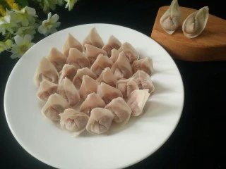 矾山特色小吃肉燕馄饨,这个步骤重复至到包好，