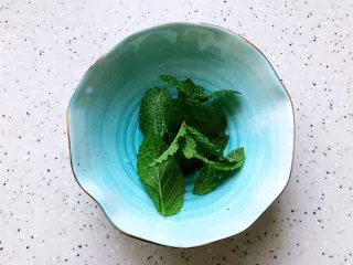 火龙果薄荷气泡水,这期间我们准备好一些可食用的薄荷,清洗干净