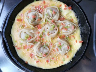 抱蛋馄饨——每天叫你的不是梦想，是早餐！,中小火煎到蛋液开始凝固时，撒上香芹碎和火腿碎，并可根据个人口味撒适量熟芝麻提香。