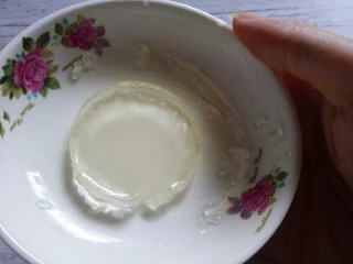 法式甜点–夏威夷风情椰子,加入70g椰子水搅拌均匀。入模冷冻定型，脱模后放冰箱冷藏。