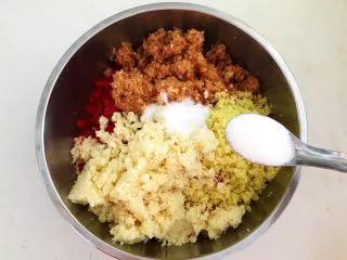 百搭风味辣椒酱,加入2勺细砂糖