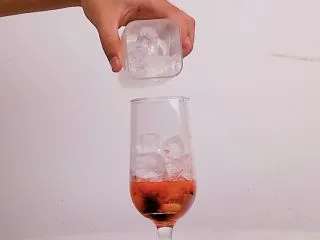 超满足的西柚果咖,喝一口幸福感爆棚,倒入适量冰块