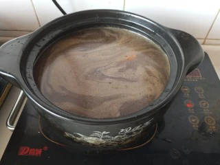 红烧鸡腿焖腐竹,放入砂锅