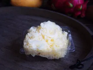 百变水果 三色水果银耳粥,新鲜的银耳从冰箱冷冻室里提前拿出来解冻。