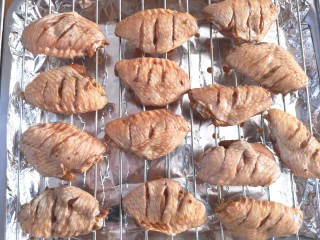 川香麻辣风味烤翅,将腌好的鸡翅摆放在烤架上