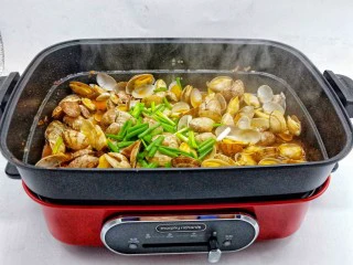 ㊙完爆街边小吃的《辣炒花蛤》,出锅前撒点葱段提香。