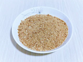 俄罗斯提拉米苏#异国美食#,烤好的饼干的边角。放入料理机中打碎，或者放食品袋里用擀面杖擀碎。