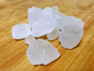 马蹄银耳红枣汤,冰糖准备好。