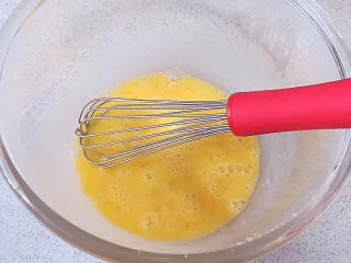 法式小甜点【椰蓉柠檬小方】,鸡蛋和蛋黄用打蛋器打匀