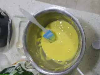 风味纸杯戚风蛋糕,蛋黄跟蛋清分离，放入低筋面粉，玉米油搅拌