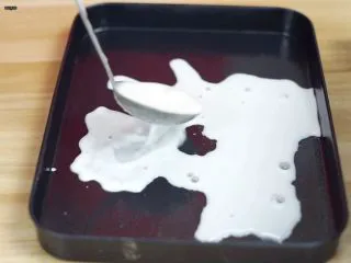 必吃的广东小吃——广州肠粉,把米浆倒在蒸盘上（薄薄一层就好）