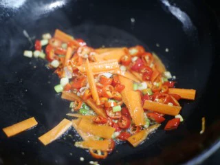 美食丨超级无敌下饭家常菜 芹菜香干 ～,然后倒入辣椒和胡萝卜大火翻炒片刻。