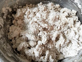 河北宣化特色小吃\卤菜\蒸莜面,用100度开水烫面,用筷子搅拌均匀。