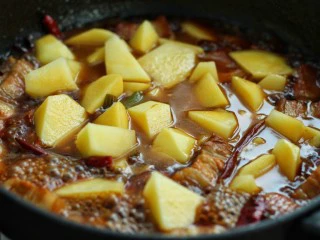 红烧肉炖土豆,待红烧肉八分熟时，放入土豆块继续炖煮20-30分钟(具体时间根据土豆块的大小而定)