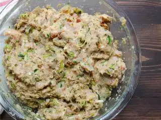 地中海风味火鸡肉丸,加进火鸡肉 ，用手把它们搅拌均匀。