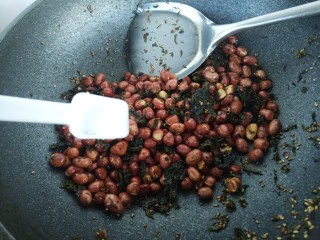 风味炒花生米,再加一勺糖。