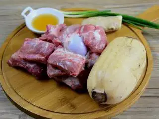 天气转凉，煲一锅莲藕排骨汤暖暖胃吧,【主料】：莲藕|棒骨|排骨 【辅料】：料酒|姜|葱