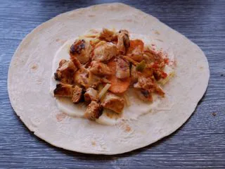 秘制异国风味鸡胸肉腌料&绝佳搭配 （减肥必备）,再撒上鸡肉丁