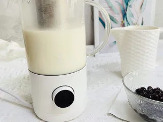 在家也能做出巨好喝的珍珠奶茶,盖上盖子，接通电源