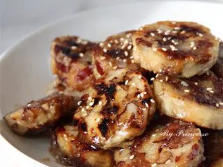 老北京清真小吃-糖卷果,将裹好糖的卷果盛入盘中,撒上些许白芝麻后即可食用。