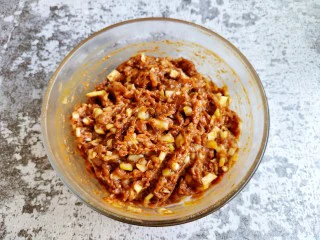 超喧软小笼包,最后拌成肉馅，肉馅不易太干