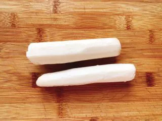 蚝油蒜蓉山药,买来去皮山药，清洗干净。