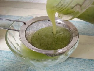 青瓜蜂蜜梨子汁,倒入过滤一下