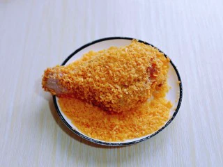 好吃不胖～无油低脂零失败的奥尔良面包糠烤鸡腿,最后均匀裹上面包糠。(建议最好用黄色面包糠)