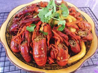 十三香小龙虾,好吃、美味的小龙虾就好啦！ 再来罐啤酒，神仙搭配，夏天必备～