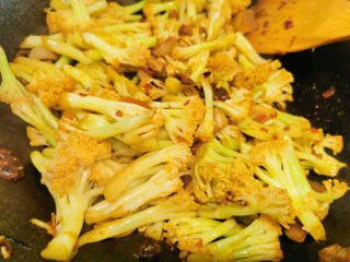 快手菜~干锅菜花,豆瓣酱均匀包裹在菜花外表