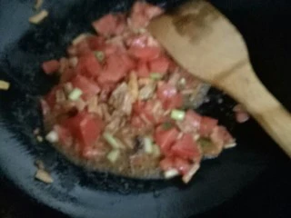 清真小吃之打卤面,热锅凉油 放入西红柿丁 葱段 黄花,煸炒出汤汁倒入800ml纯净水。