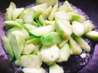 家常菜+丝瓜炒蛋,加少量水