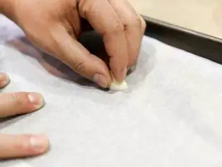 南法风味香煎银鳕鱼,大蒜 切面涂抹,圆形烤盘纸。