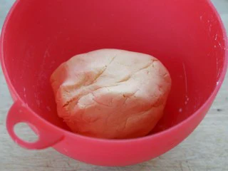 红薯圆红豆汤,揉成略硬的面团。 这里木薯粉的量多就弹Q；木薯粉的量少，红薯的味就浓，也相对要软些。多硬多软，做几次就有经验了，也就能知道自己的喜爱。