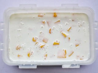 香甜爽滑的芒果牛奶布丁,晾凉后放冰箱冷藏2个小时以上。
