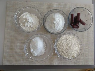 老北京小吃艾窝窝,把所有原料都称出来,注意都分开放。