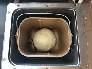 河南小吃-羊肉烩面,9、盖上保鲜膜松弛10分钟。