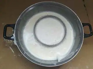 家乡小吃——姜汁红糖豆花,过滤网的豆浆会有很多泡泡,属于正常现象