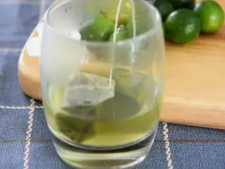 养乐多青柠绿茶—简单易学的小清新饮料，奶茶铺点单率超高,放凉。