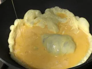 快手菜—青龙菜炒蛋,油热,鸡蛋下锅迅速膨胀。