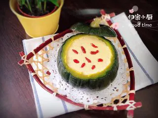 贝贝南瓜坚果饮,倒入到蒸好的南瓜壳中，点上几颗枸杞子点缀。